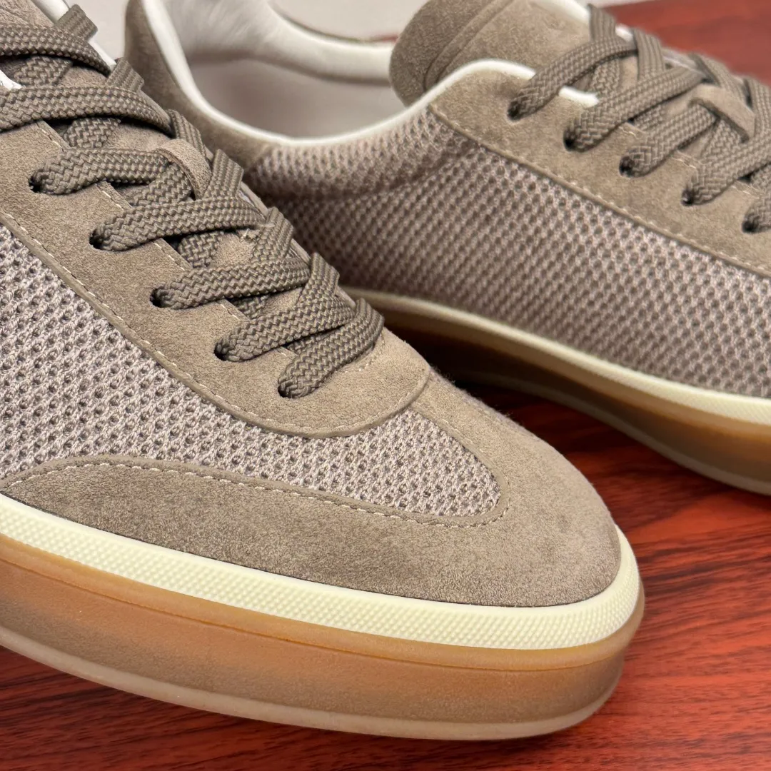 Batch 740 Loro Piana Tennis Walk men's moral training sneakers! These new textured leather tennis shoes feature an ultra-low-top design for year-round wear and are water-resistant. The wrapped sole creates an effortlessly attractive color combination that harmoniously blends functionality with understated style. The ideal footwear option for urban dressing. The heel is decorated with a soft calfskin tongue with Kummel color inserts and an embossed LP logo. Cotton shoelaces. Material: Upper: Gray woven stitching with cowhide accents! Sole: Rubber lining: Cow leather original rubber sole, excellent foot comfort, complete package! Size: 39-40-41-42-43-44 leather shoe size (can be customized to 38.4546) Item number: FAM1316 white gray